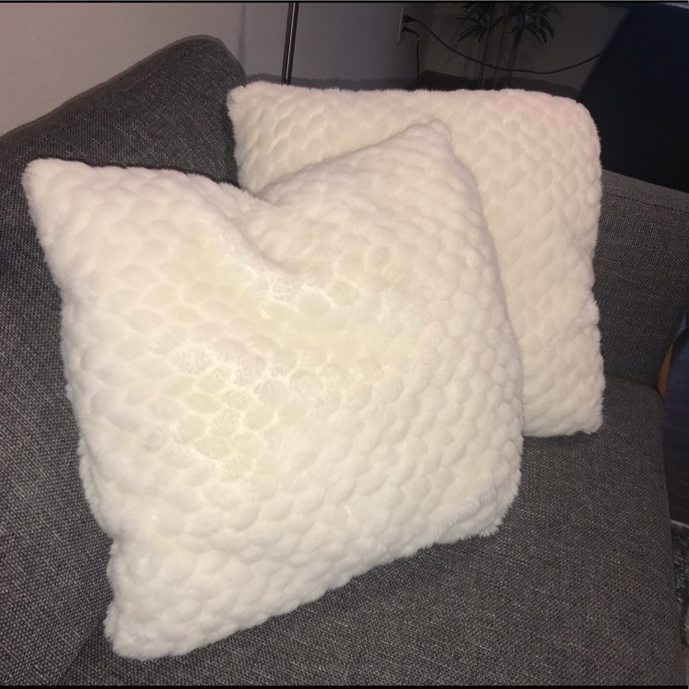 Set for 2 White Faux Fur Decorative pillows